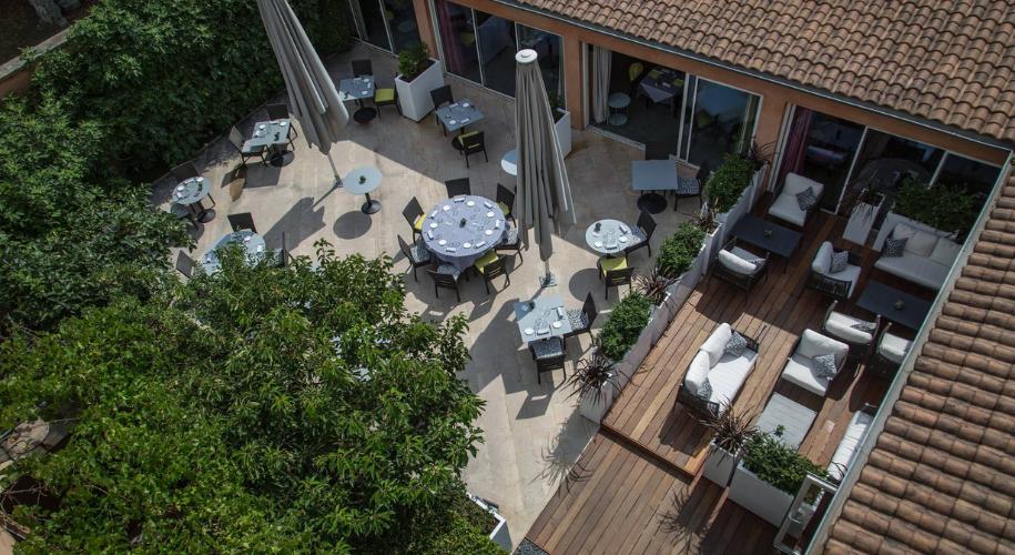 Terrasse de restaurant dans l'ambiance jardin partagé réalisé par CEDRIC PIERRE PAYSAGE