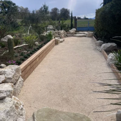 Réalisation d'un terrain de pétanque paysager avec des roches