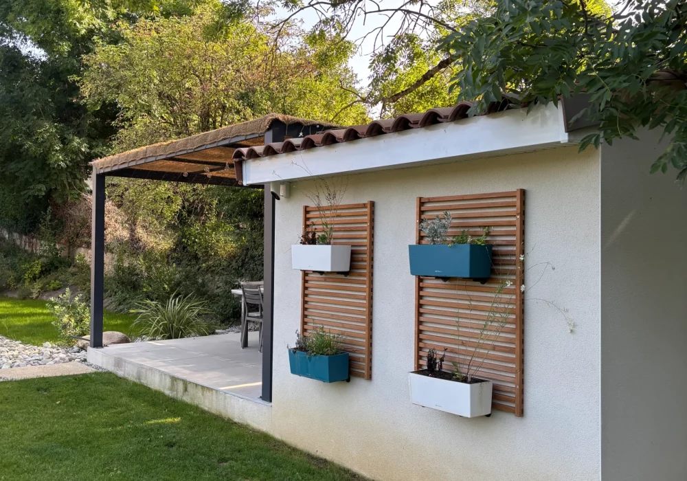 Local piscine avec terrasse