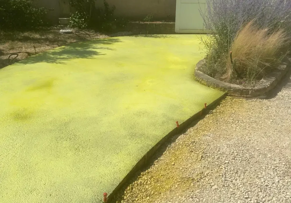 Béton désactivé en cour