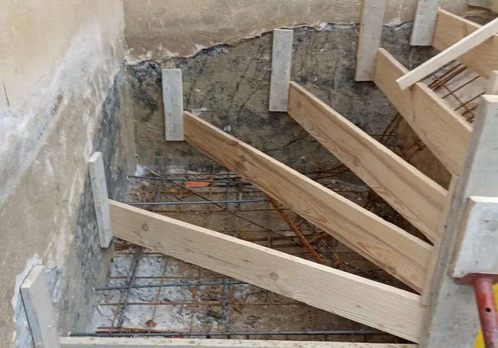 Coffrage d'un escalier en béton
