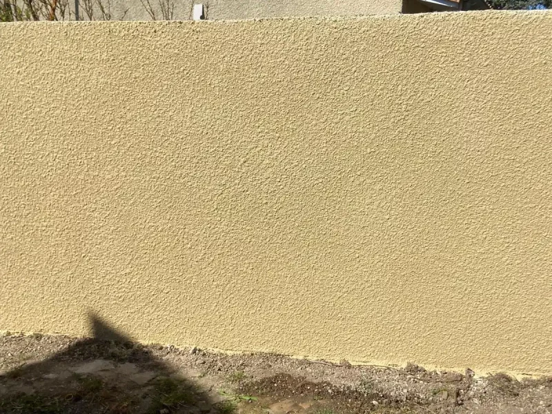 Ouvrage avec enduit avec béton sablé